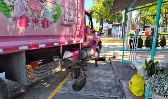 Camión recolector es retirado con grúa tras accidente en Campeche