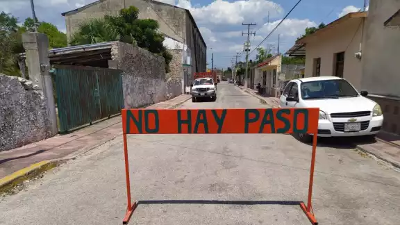 El acceso al mercado de Buctzotz permaneció cerrado hasta lograr remover el enjambre de abejas El acceso al mercado de Buctzotz permaneció cerrado hasta lograr remover el enjambre de abejas