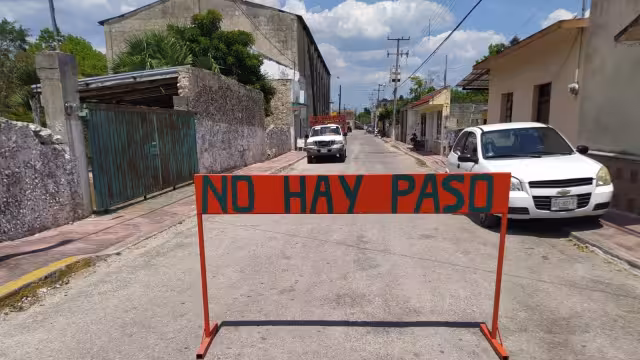 El acceso al mercado de Buctzotz permaneció cerrado hasta lograr remover el enjambre de abejas