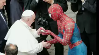 Spiderman entregando al Papa Francisco una máscara de Spiderman