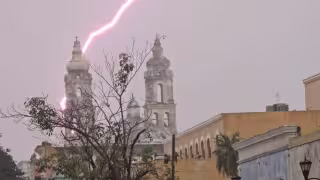 Chubascos y actividad eléctrica sorprenden a Campeche