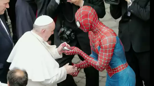 Spiderman entregando al Papa Francisco una máscara de Spiderman