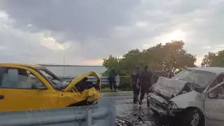 El accidente ocurrió entre dos camionetas que chocaron de frente