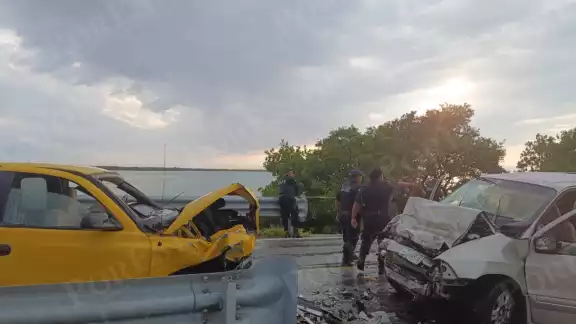 El accidente ocurrió entre dos camionetas que chocaron de frente El accidente ocurrió entre dos camionetas que chocaron de frente