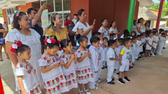 Niños de educación indígena inician clases con apoyo de supervisores y padres de familia Niños de educación indígena inician clases con apoyo de supervisores y padres de familia