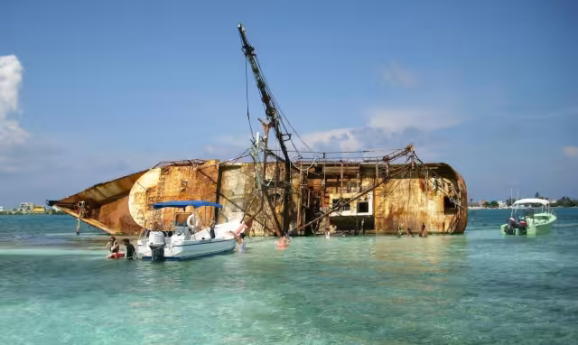 Una de las embarcaciones encalladas en Isla Mujeres obstruye el tráfico marítimo la zona perteneciente a la ínsula