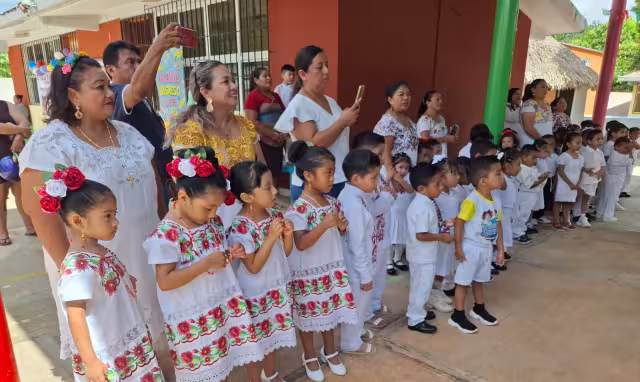 Niños de educación indígena inician clases con apoyo de supervisores y padres de familia