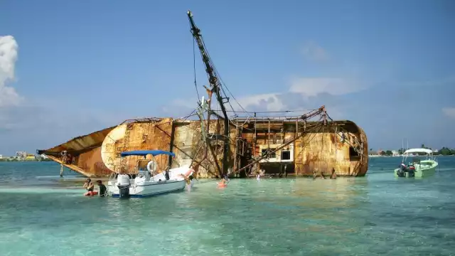Una de las embarcaciones encalladas en Isla Mujeres obstruye el tráfico marítimo la zona perteneciente a la ínsula