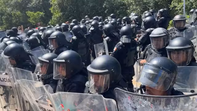 Durante una diligencia de autoridades federales, pobladores arremetieron contra los uniformados