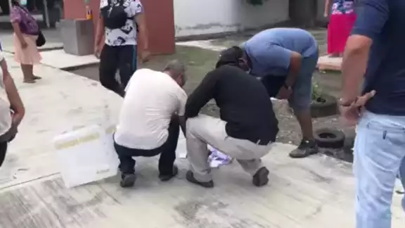 Personas llegaron a los diversos puntos de la isla para destruir las boletas y las urnas