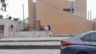 Familiares de fallecidos en accidente esperan entrega de cuerpos en fiscalía de Escárcega