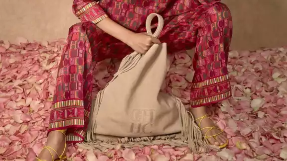'Poncho Bag' de Carolina Herrera está valuada en miles de pesos 'Poncho Bag' de Carolina Herrera está valuada en miles de pesos