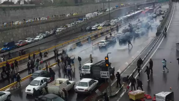 Irán se vio sacudido en noviembre de 2019 por varios días de protestas desencadenadas por el anuncio de una subida del precio de la gasolina Irán se vio sacudido en noviembre de 2019 por varios días de protestas desencadenadas por el anuncio de una subida del precio de la gasolina