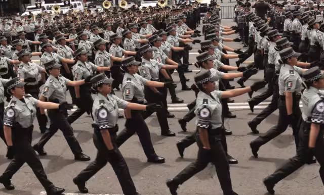 La ceremonia se iniciaría con el izamiento de Bandera