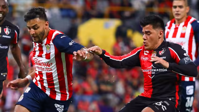 Chivas y Atlas se enfrentan en el partido de ida de los Cuartos de Final. Foto: Especial
