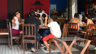 Una de las medidas que afectó al sector fue el alza a los salarios. (