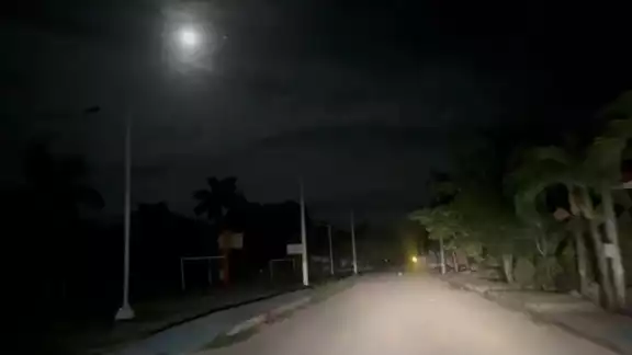 Habitantes de Noh-Bec fueron afectados por una descarga que ocasionó un árbol al golpear el cableado eléctrico

