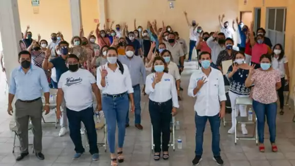 Karem Achach sostuvo una reunión con profesores, donde dio a conocer sus propuestas para mejorar la educación en Mérida Karem Achach sostuvo una reunión con profesores, donde dio a conocer sus propuestas para mejorar la educación en Mérida