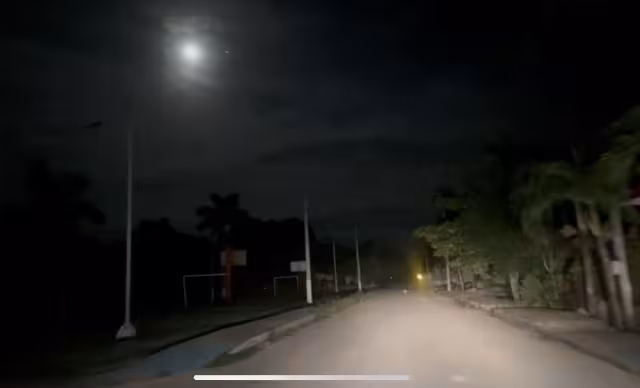 Habitantes de Noh-Bec fueron afectados por una descarga que ocasionó un árbol al golpear el cableado eléctrico

