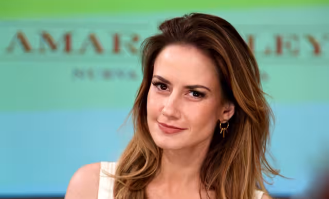 La hermosa actriz mexicana Altair Jarabo, de 35 años celebró su despedida de soltera junto a sus amigas en un lujoso restaurante en París