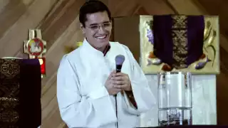 Leonardo Avendaño mientras oficiaba misa