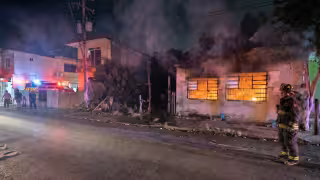 Incendio consume un inmueble ubicado en el cruce de la avenida Sicilia en Chetumal