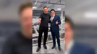 Samuel presume fotos con Elon y se cuelga medalla de éxito