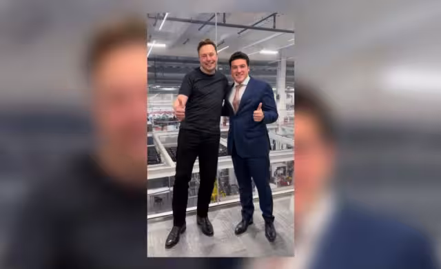 Samuel presume fotos con Elon y se cuelga medalla de éxito
