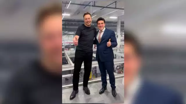 Samuel presume fotos con Elon y se cuelga medalla de éxito