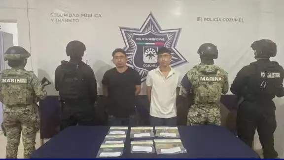 Elementos policiacos y de la Marina aseguraron a los dos sujetos. Elementos policiacos y de la Marina aseguraron a los dos sujetos.