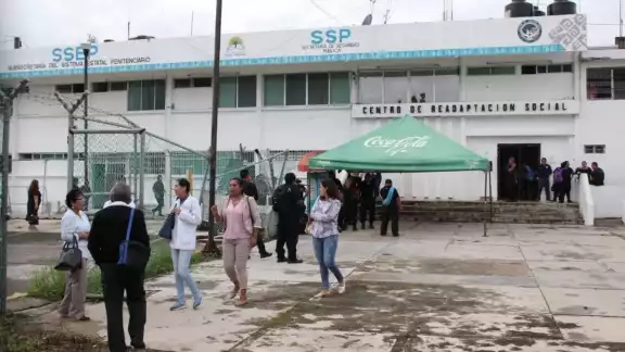 Los parientes de los presos son obligados a pagar una cuota a fin de evitar que sean golpeados Los parientes de los presos son obligados a pagar una cuota a fin de evitar que sean golpeados