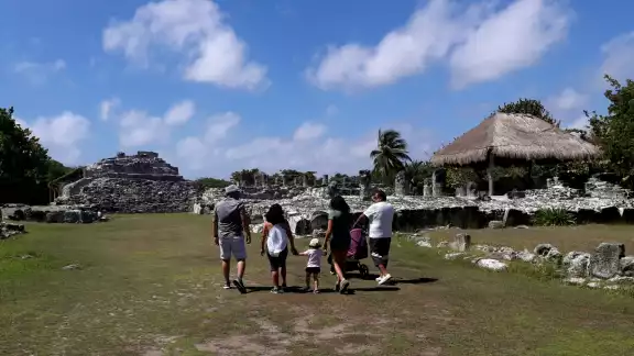 En muchas ocasiones son el primer rostro de México ante los turistas En muchas ocasiones son el primer rostro de México ante los turistas