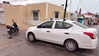 Conductor se vuela alto y colisiona a una motoneta en el Centro de Seybaplaya