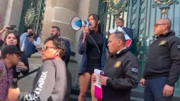 Protesta de la comunidad trans, termina en trifulca en Congreso de la CDMX Protesta de la comunidad trans, termina en trifulca en Congreso de la CDMX