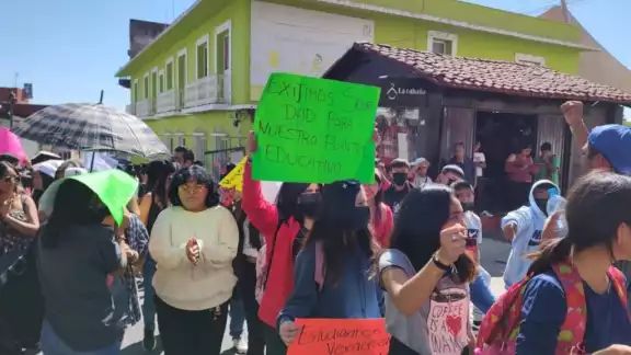 Marcha en Veracruz tras 30 saqueos a telesecundaria Marcha en Veracruz tras 30 saqueos a telesecundaria