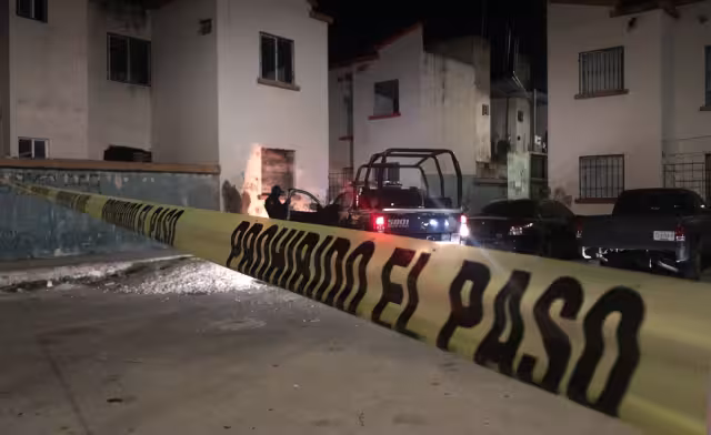 Al lugar acudieron agentes policiacos y paramédicos, quienes confirmaron que el atacado ya no contaba con signos vitales