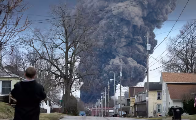 Personas intoxicadas en East Palestine, Ohio por químicos en aire y agua