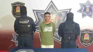 Detienen a presunto narcomenudista en la SM 259 de Cancún; cómplice escapa