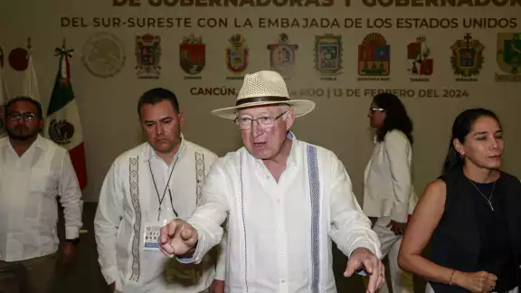 El Embajador de Estados Unidos se refirió además a proyectos para proteger a la selva. ( El Embajador de Estados Unidos se refirió además a proyectos para proteger a la selva. (