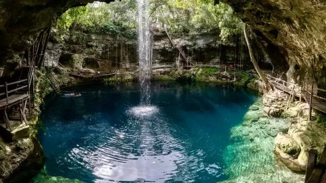 Tienes que realizar un descenso de 15 metros para llegar al espejo de agua