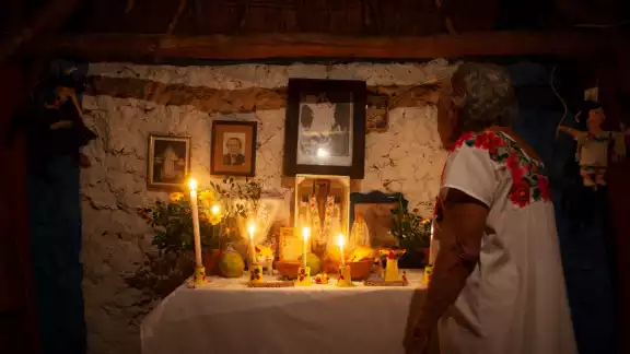 Cuando anochece el día 30 de noviembre, se coloca en el altar de la casa la ofrenda, se encienden las velas y se comienza la oración de la despedida Cuando anochece el día 30 de noviembre, se coloca en el altar de la casa la ofrenda, se encienden las velas y se comienza la oración de la despedida