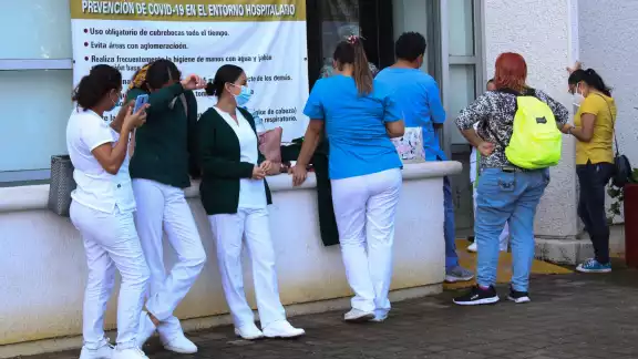 Las jornadas extenuantes dejan agotados a los médicos y enfermeras.