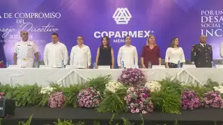 Betriz Gomory Correa tomando protesta para su segundo periodo