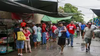 'Reviven' el tianguis más grande de Cancún a pesar de las lluvias