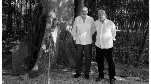 López Obrador y Carlos Slim, al costado de una ceiba