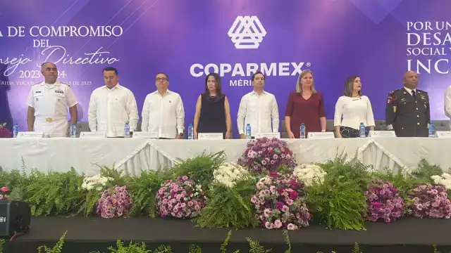 Betriz Gomory Correa tomando protesta para su segundo periodo