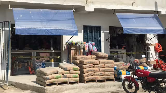 Por si fuera poco también se llevaron una camioneta del INEGI, con placas de circulación TB2295H, que estaba estacionada