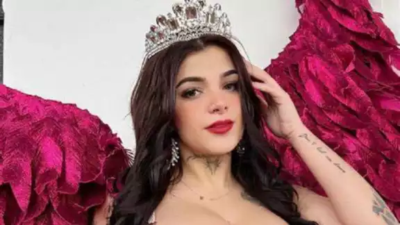 Karely Ruiz recibida a huevazos en Carnaval de Guaymas: VIDEO