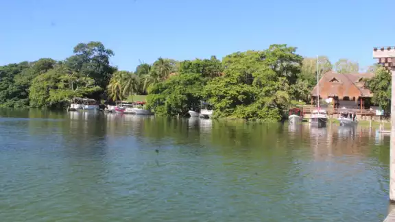 La Laguna de Bacalar aún tardará en recuperar sus colores La Laguna de Bacalar aún tardará en recuperar sus colores