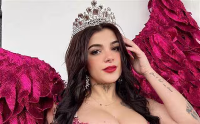 Karely Ruiz recibida a huevazos en Carnaval de Guaymas: VIDEO